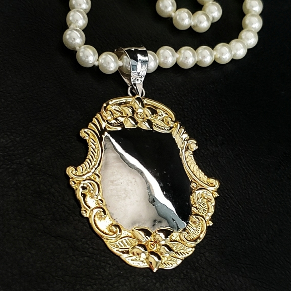 Vtg SS Repousse pendant with faux pearl necklace - Picture 3 of 7